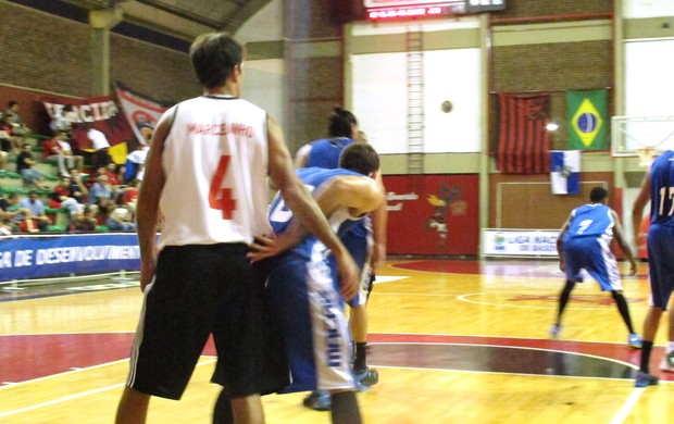 Duda e Marcelinho basquete Flamengo x Macaé (Foto: Fabio Leme)