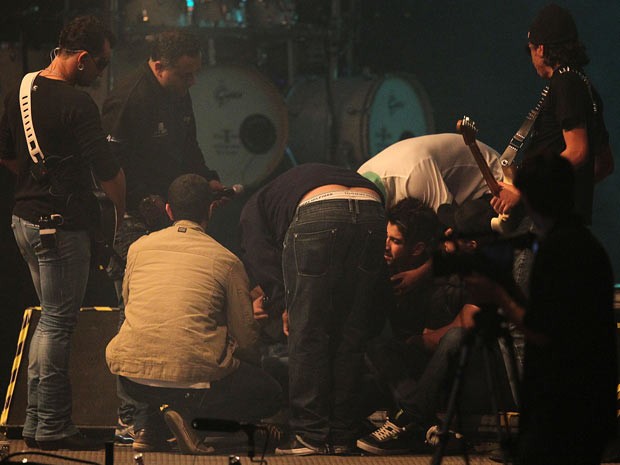 Companheiros de banda consolaram o cantor no palco (Foto: Nabor Goulart/Agência Freelancer)