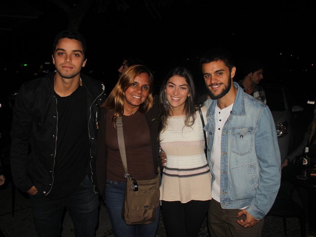 Rodrigo Simas, Ana Sang, Mariana Uhlmann e Felipe Simas em estreia de peça na Zona Oeste do Rio (Foto: Rogerio Fidalgo/ Ag. News)