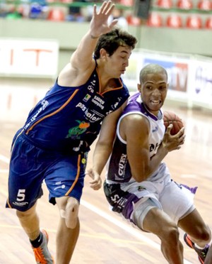 Mogi x Bauru Basquete, Jeferson Campos e Ricardo Fischer, pelo NBB 6 (Foto: Allan Conti / Divulgação)