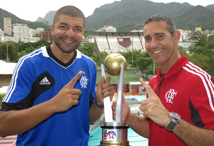 Olivinha e José Neto exibem com orgulho o troféu de campeão da "Libertadores do basquete" (Foto: Fabio Leme)