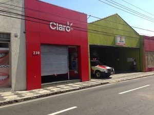 Depois de tentar assaltar loja de celulares, suspeito morreu em troca de tiros com a polícia em Mogi, diz PM. (Foto: Carolina Paes/G1)