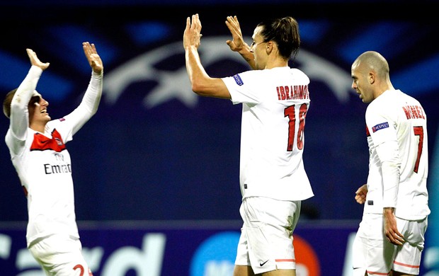 Ibrahimovic comemora gol do PSG contra o Dinamo de Zagreb (Foto: Reuters)