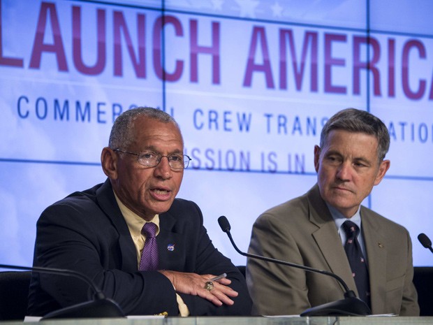Administrador da Nasa, Charles Bolden (esquerda) faz anúncio nesta terça-feira ao lado do diretor do Kennedy Space Center da Nasa, Bob Cabana (Foto: Reuters/Nasa/Bill Ingalls)