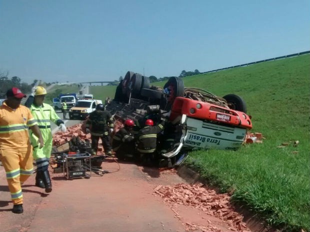 G1 Caminhão tomba e duas pessoas morrem em Porto Feliz notícias em