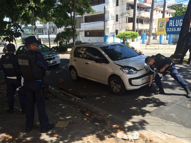 Após vistoria, policiais do Gate constataram a ausência de bombas (Foto: André Teixeira/G1)