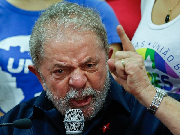 O ex-presidente Luiz Inácio Lula da Silva fala durante coletiva de imprensa na sede do Partido dos Trabalhadores (PT) em São Paulo (Foto: André Penner/AP)
