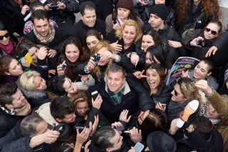 Luciano Huck cercado de brasileiros em NY (Foto: Luiz Ribeiro)