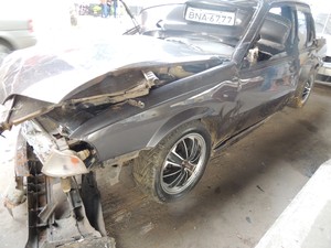 Carro utilizado por Reginaldo ficou destruído após acidente. (Foto: Jenifer Carpani/G1)