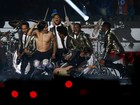 Bruno Mars canta com Red Hot Chili Peppers no Super Bowl