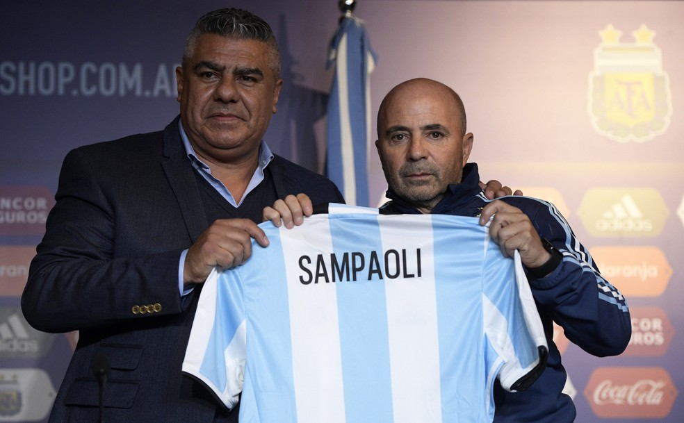 Sampaoli com o uniforme da seleção argentina (Foto: JUAN MABROMATA / AFP)