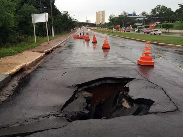 Bloqueio  por conta de obras em parte da pista que cedeu aps as chuvas em Cuiab. (Foto: Diego Hurtado/TVCA)