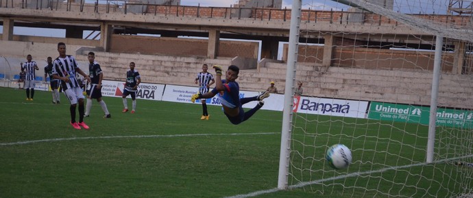 Jayme por pouco não fez esse gol, a bola foi para fora (Foto: Dominique Cavaleiro/GloboEsporte.com)