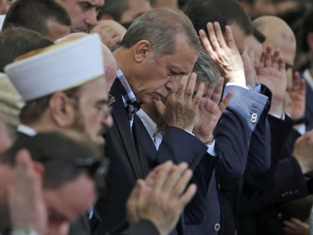 Presidente da Turquia Recep Tayyip Erdogan participa de funeral de vítimas da tentativa de golpe da última sexta-feira (15) (Foto: Alkis Konstantinidis/ Reuters)