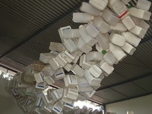 Embalagens estavam penduradas em barracão (Foto: Reprodução TV TEM)