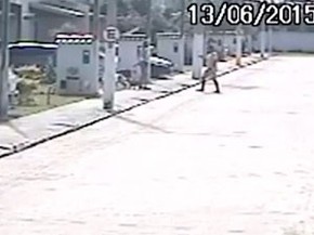 Policial matou cachorro em Teixeira de Freitas (Foto: Imagens/ Tv Bahia)