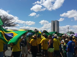 Manifestantes se aproximam do Congresso Nacional, na Esplanada dos Ministérios (Foto: Raquel Morais/G1)