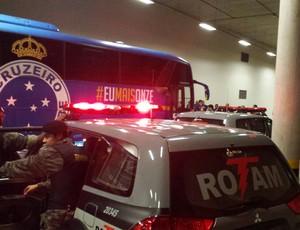 Delegação do Cruzeiro deixa o Mineirão com esquema de segurança reforçado (Foto: Marco Astoni)