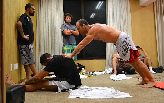 wanderlei ajuda no alongamento de werdum, UFC (Foto: Adriano Albuquerque / SporTV.com)