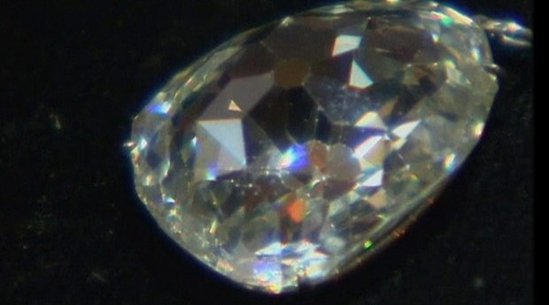 'Diamante da realeza' é leiloado por quase US$ 10 milhões na Suíça (Foto: BBC)