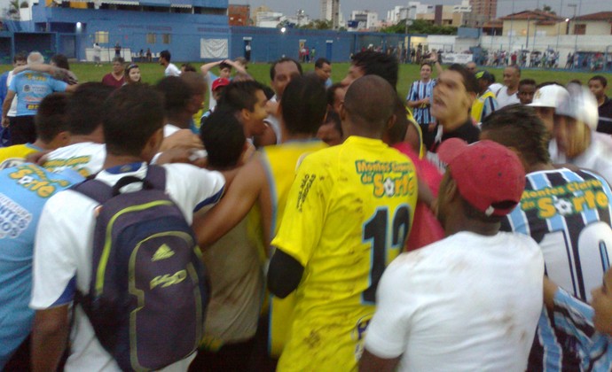 Jogadores fazem festa em campo. (Foto: Valdivan Veloso/globoesporte.com)