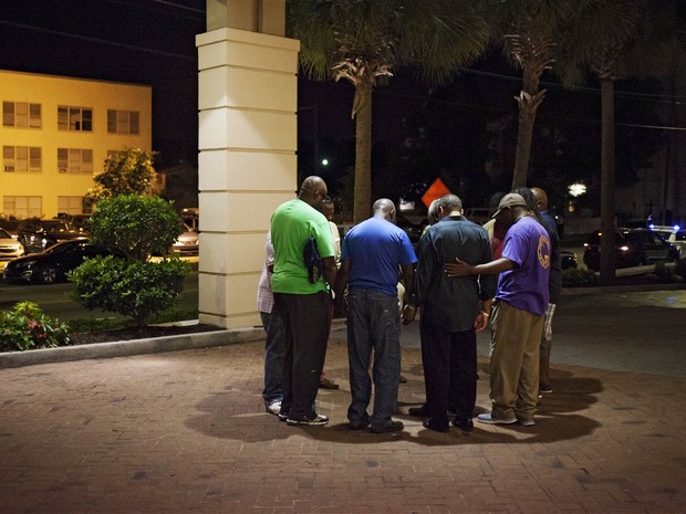 Grupo se reúne para orar após tiroteio em igreja de Charleston (Foto: David Goldman/AP)