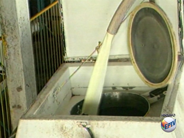 Segundo a Justiça Federal, leite era adulterado em cooperativa de Passos (Foto: Reprodução EPTV)