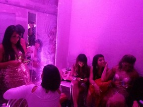 Candidatas do Miss Bumbum 2015 em quartinho (Foto: EGO) Candidatas do Miss Bumbum 2015 em quartinho (Foto: EGO)