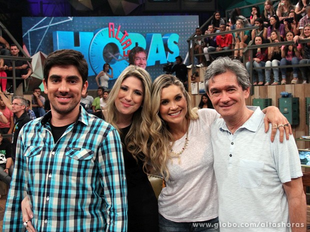 Serginho tira fotos com Marcelo Adnet, Dani Calabresa e Flávia Alessandra (Foto: TV Globo/Altas Horas)