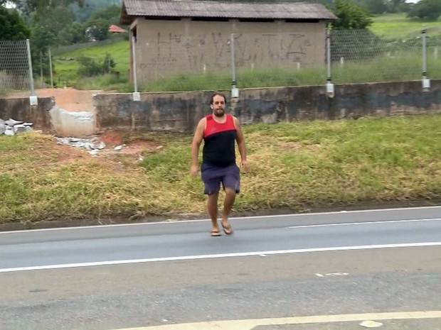 Após retirada de passarela, moradores se arriscam atravessando a Fernão Dias em Estiva (Foto: Reprodução EPTV)