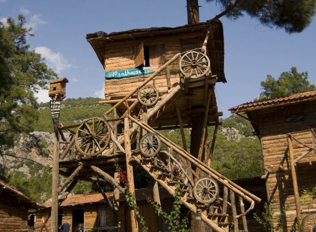 O hotel turco Kadir's Tree House oferece casas na árvore como forma de acomodação (Foto: Reprodução / Pinterest)