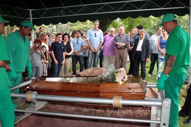 De roxo ao centro, Ary Toledo acompanha o enterro de sua mulher, Marly Marley, ao lado de Raul Gil e outros amigos e familiares (Foto: Luiz Claudio Barbosa/Futura Press/Estadão Conteúdo)