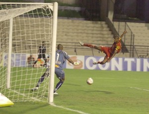 Tiago Marques, do Atlético Sorocaba, contra Mirassol (Foto: Assis Cavalcante / Agência Bom Dia)