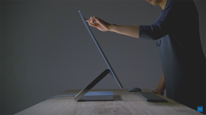 Com o toque de um dedo, é possível reclinar a tela do Surface até quase a horizontal (Foto: Divugação/Microsoft)
