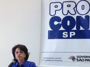 Diretora do Procon em anúncio de acordo (Foto: Márcio Pinho/ G1)