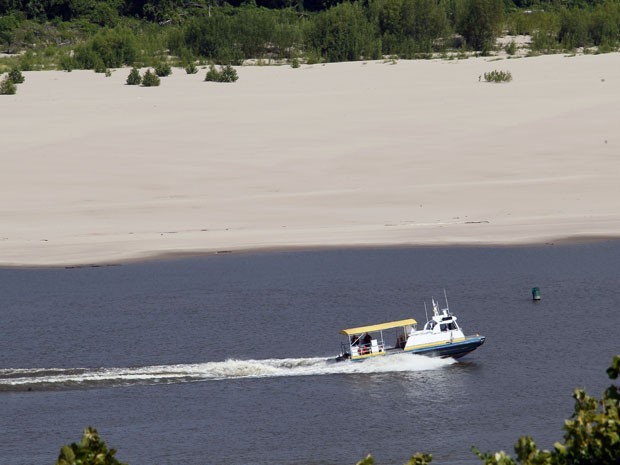 Margem do Rio Mississippi, nos EUA, aparece seca em imagem feita em julho deste ano, durante o verão no Hemisfério Norte (Foto: Rogelio V. Solis/AP)