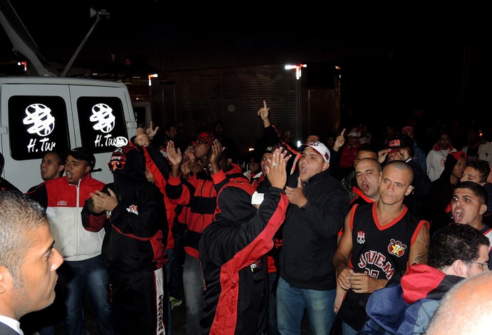 protesto torcida Flamengo Beira-Rio (Foto: Cahê Mota )
