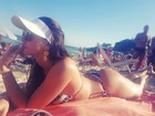 Renata Molinaro reforça o bronze e posa de biquíni em praia do Rio