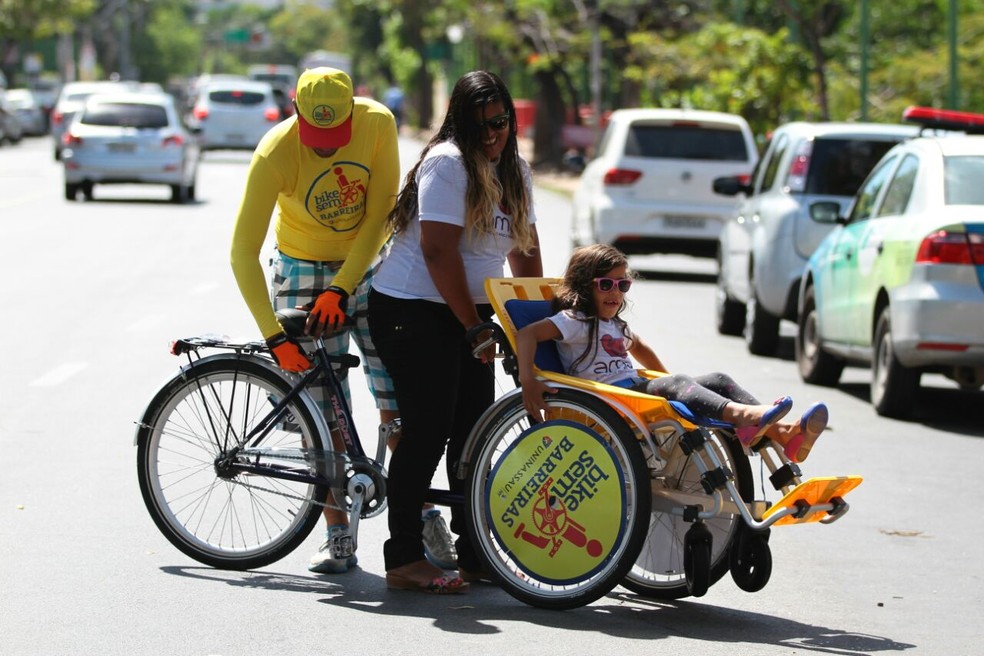 Bicicleta adaptada beneficia uma pessoas com mobilidade reduzida (Foto: Marlon Costa/ Pernambuco Press)