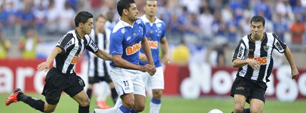 Josué e Leandro Donizete, do Atlético-MG, marcam Diego Souza, do Cruzeiro (Foto: Juliana Flister/VIPCOMM)