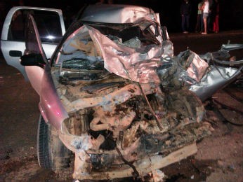 Dos 6 ocupantes do carro, um morreu e cinco ficaram feridos (Foto: Divulgação / Polícia Rodoviária Estadual)