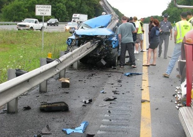 Motorista teve ferimentos leves após acidente impressionante nos EUA  (Foto: Reprodução/Facebook/WCYB)