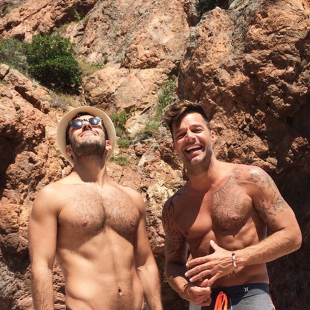 Ricky Martin e o namorado, Jwan Yosef, em praia na França  (Foto: Instagram/ Reprodução)