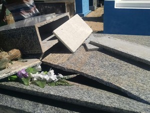 Tampas das sepulturas foram tiradas e quebradas (Foto: Cléber Rodrigues/InterTV)