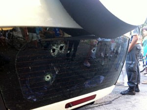 Marcas de tiro no vidro traseiro do carro que capotou após perseguição no Leblon (Foto: Bernardo Tabak/G1)