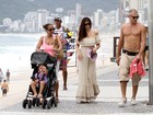 Monica Bellucci e Vincent Cassel passeiam com a família no Rio