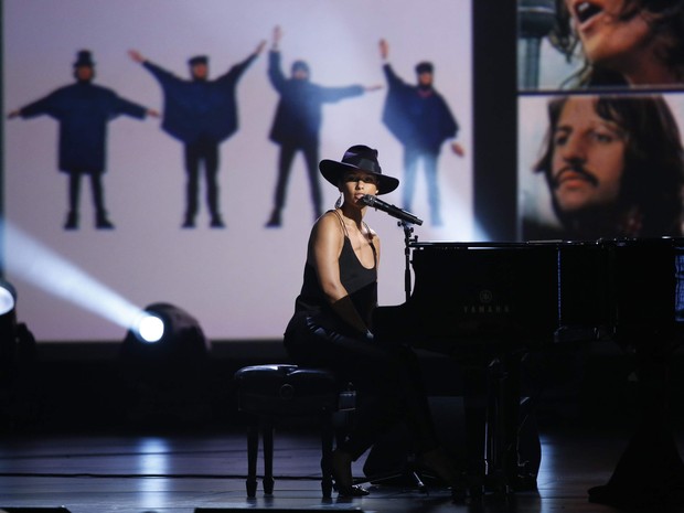 Alicia Keys canta em evento em homenagem aos Beatles em Los Angeles, nos Estados Unidos (Foto: Mario Anzuoni/ Reuters)