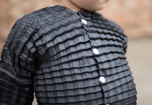 Ryan Mario Yasin desenvolveu um tecido que se expande e permite que as roupas “cresçam” com as crianças (Foto: Reprodução/Facebook)