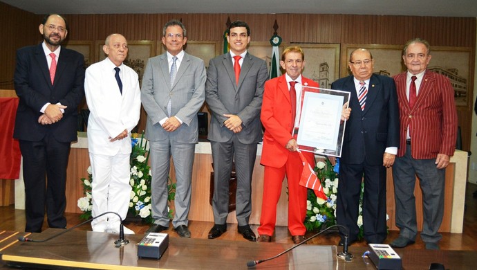 Baé, de paletó e calças vermelhas, recebe o título de Cidadão Natalense (Foto: Verônica Macêdo/Divulgação)
