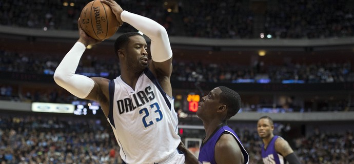  Sacramento Kings x Dallas Mavericks - Wesley Matthews e Darren Collison (7) (Foto: Reuters)
